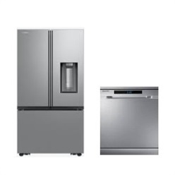 Bozuk bir çamaşır makinesini tamir eden beyaz eşya servisi uzmanı